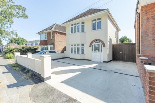 Canterbury Family Home - 4BR 2Bath with Free Parking and Massive Garden up to 8PPL