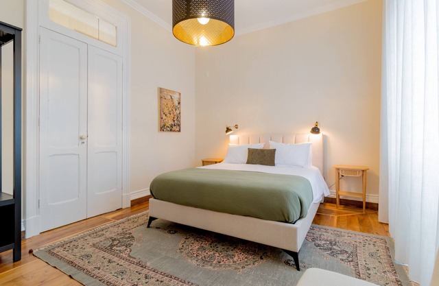 Canto do Atlântico- Central 4 Bedroom House w/Air Con, Garage and Outdoor Patio