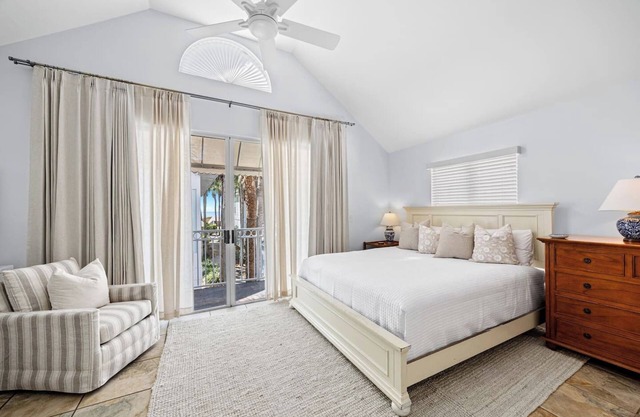 Cap`s Cottage: Upscale Retreat-Walk to Beach+Pool