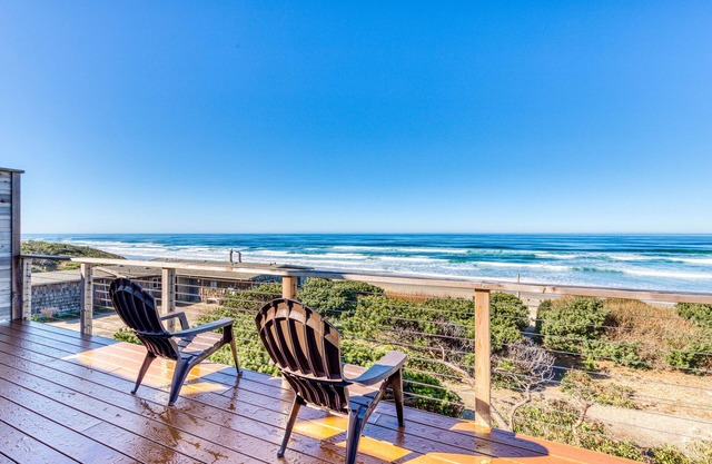 Cape Cod Cottages #2: Oceanfront with hot tub!