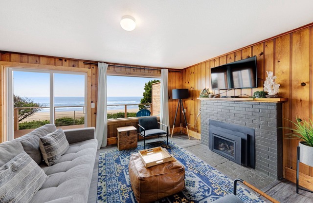 Cape Cod Cottages 3: Oceanfront with hot tub