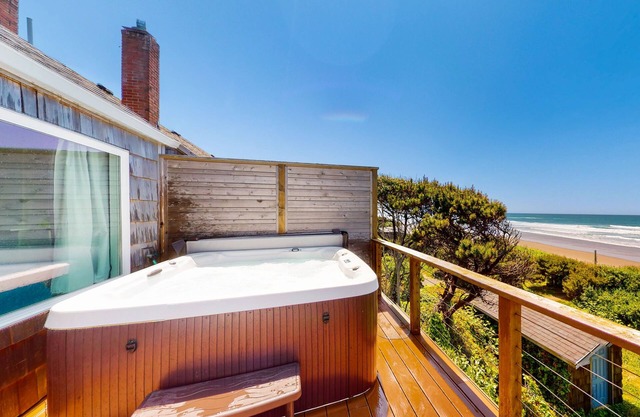 Cape Cod Cottages 4: Oceanfront with hot tub!