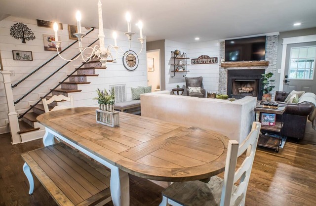 Cape Cod Farmhouse ~ @hgtvbnb ~ Charmingly Remodeled near Downtown Madison!