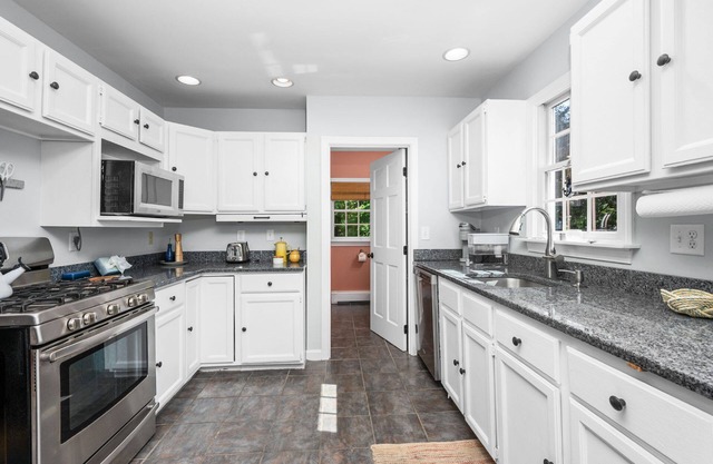 Cape Cod Haven: Cozy Home Near Gray's Beach