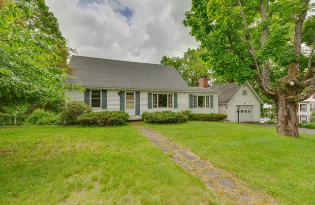Cape House in Farmington w/Shared Outdoor Pool!