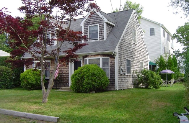 Cape Style Family Home-2 Blocks to Beach