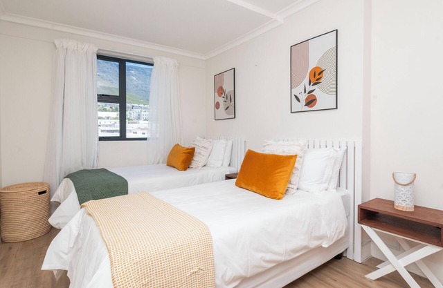 Cape Town's TableMountain Views~2BR~Parking~Balcony~Pool