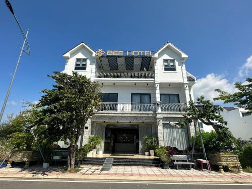 Capital O 1194 Bee Hotel