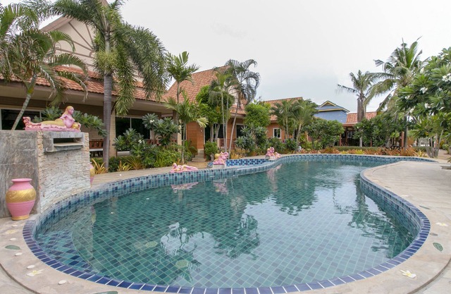 Capital O 961 Baan Dow Chompoo Resort