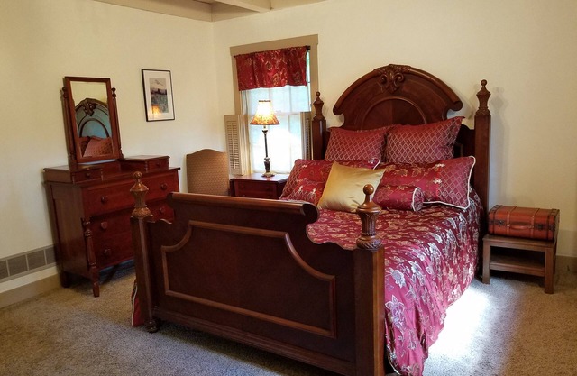 Captain's Annex; close to Bourbon Trail and Churchill Downs, far from ordinary!