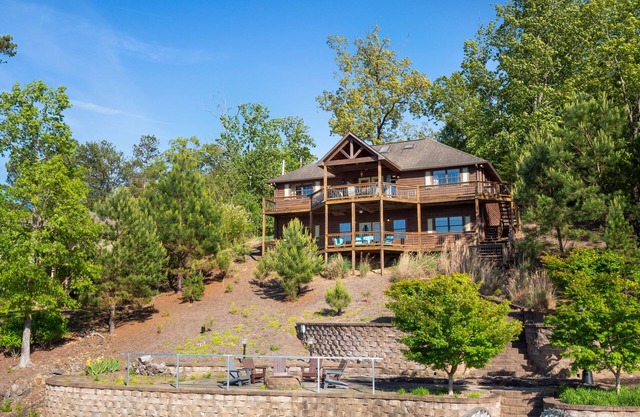 Captain's Quarters: 5 BR, 2.5 BA in Arley, Sleeps 14