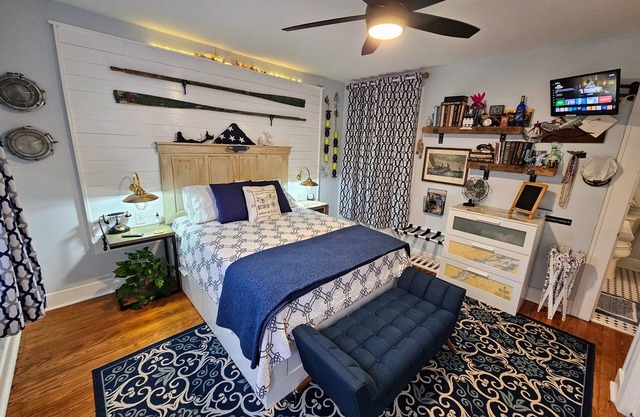 Captains Quarters, 1921 romantic couples suite, 2 minute walk to beach