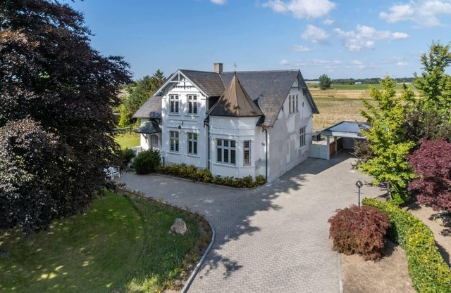 Captivating 4-Bed Villa in Idestrup