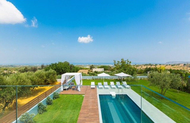 Captivating Panoramic Sea View, Unique Architecture, 10 Minutes from Beach
