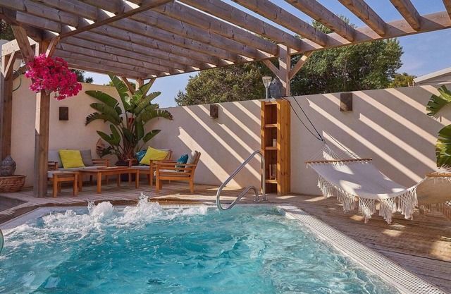 Caravan 'Narbonne Plage' with Shared Pool, Private Terrace and Air Conditioning