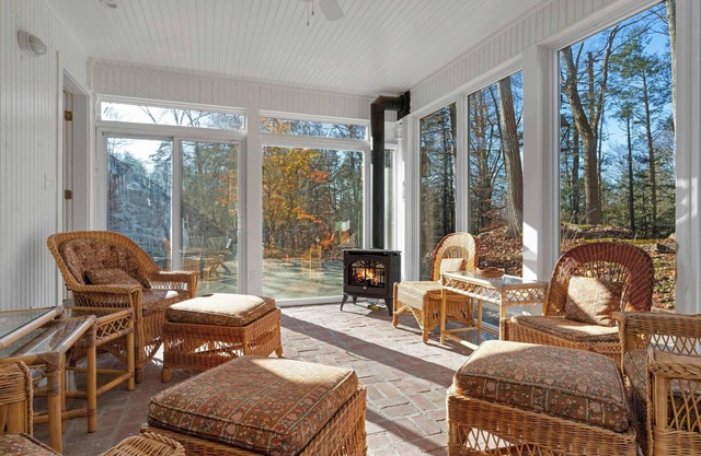 Cardinal Crossing: Stylish & Spacious Hudson Valley Getaway with Heated Saltwate