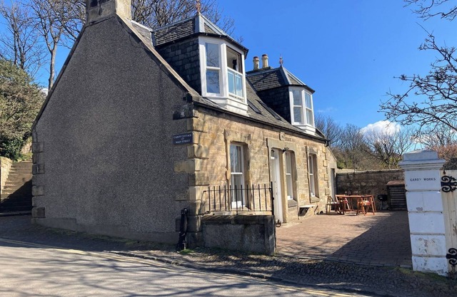 Cardy Cottage sleeps 4, pet friendly, sea views near St Andrews