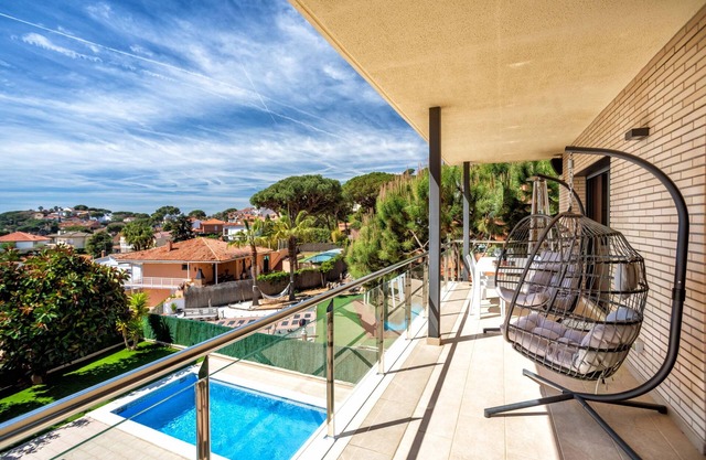 Careful and elegant decoration, with private pool and jacuzzi