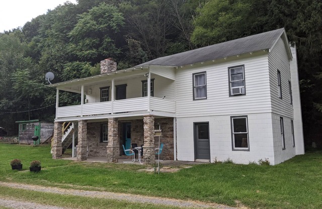 Caretaker's Cottage: 4 BR Pet Friendly River View