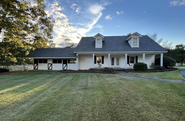 Caretakers Cottage with pool