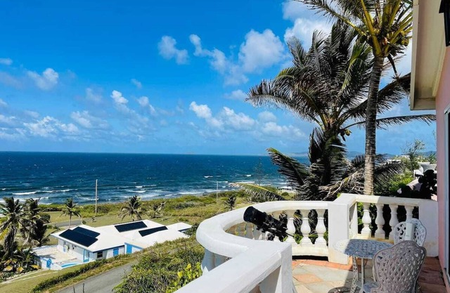 Caribbean Island Retreat, 200 degree water views, trade winds and soothing waves