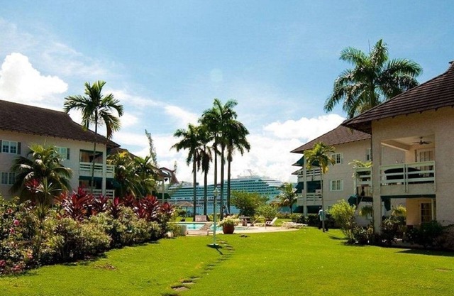 Caribbean Sea Dreams 2 Bedroom townhome, 2 pools, 24 hour security.
