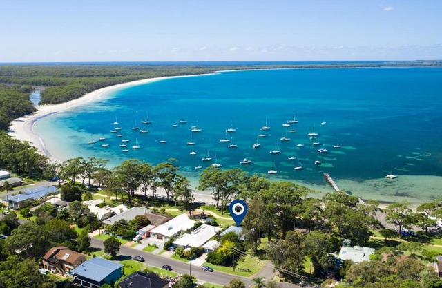 Carinya Beachfront welcomes Pets ducted AC free WiFi Smart TVs