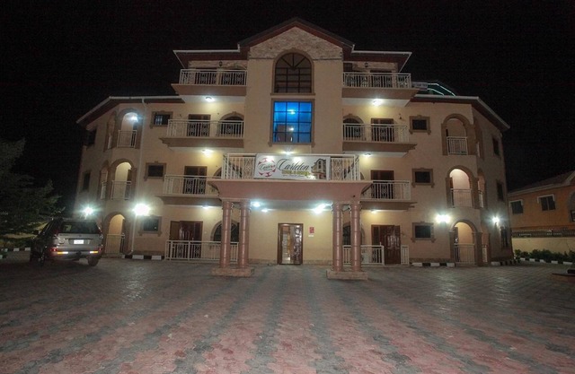 Carleton Hotel & Suites