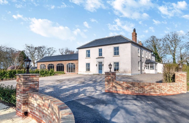 CARLTON MANOR, family friendly, luxury holiday cottage in Aldbrough