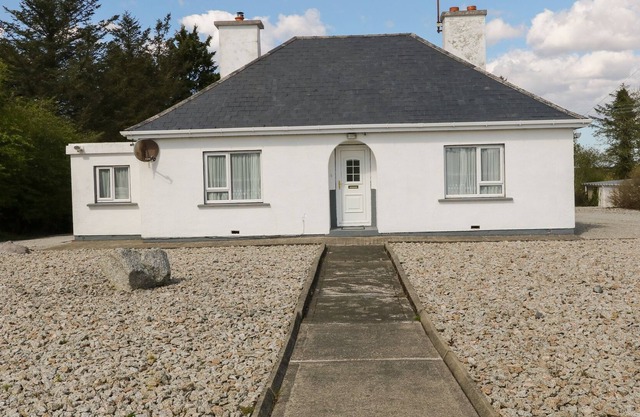 CARNMORE COTTAGE, family friendly in Dungloe, County Donegal