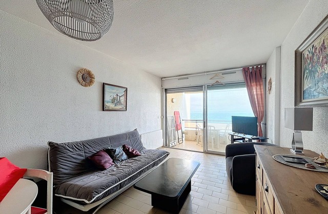 Carnon F2 Seafront with Private Garage