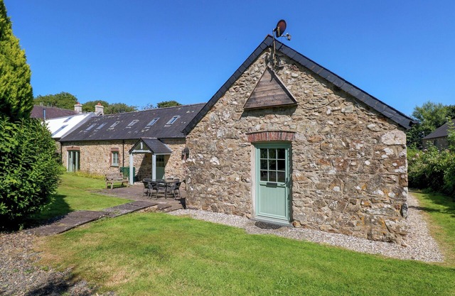 CARREG LAS, pet friendly, country holiday cottage in Wolfscastle