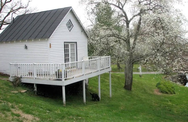 Carriage House.cozy cottage located at our winery at the base of Old Rag Mtn.