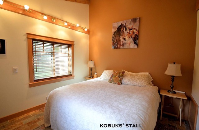 Carriage House - Kobuk's Cozy Timber frame Cottage