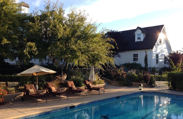 Carriage Loft - HOT Large Spa, Full Kitchen, Pool, private unit.