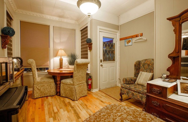 Carter's Beach Suite. Cozy 2some, kitchen, priv. entrance, center Liverpool.