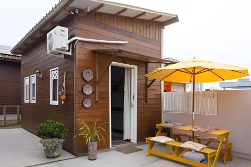 Casa 2 quartos, 6 pessoas, perto da praia, ar condicionado, wi-fi, cozinha completa, lavanderia,