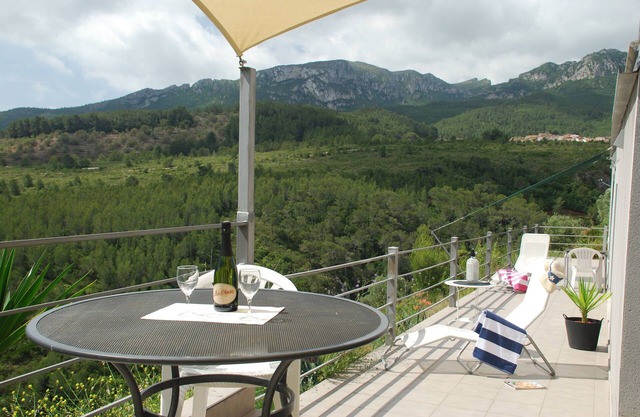 Casa Alados- modern Apnt within VillaSuala + amazing views in lovely location.