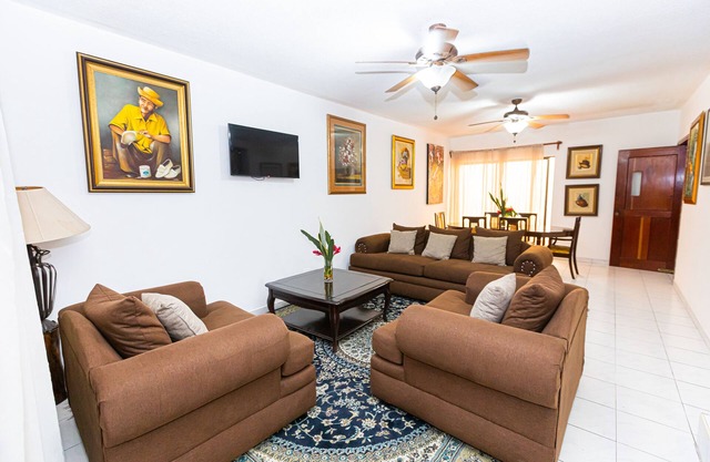 Casa Amplia, 3 cuartos con baño privado y seguridad