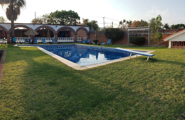 Casa amplia con jardín y alberca, a solo 5 minutos del lago de Tequesquitengo