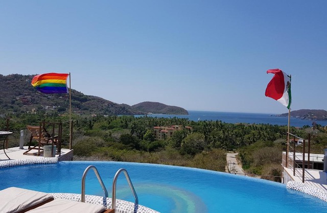 Casa Arcoiris Zihuatanejo B&B