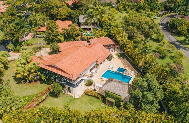 CASA BELLA- PRISTINE 5BD-STEPS TO MINITAS BEACH-pool, jacuzzi, cabana, golf cart