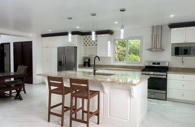 Casa Blanca – Elegant 3BR Villa- Ocean View & Pool