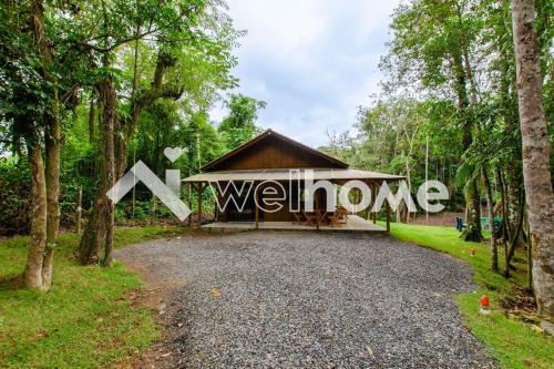 Casa com ampla área verde e piscina em Itaperiu