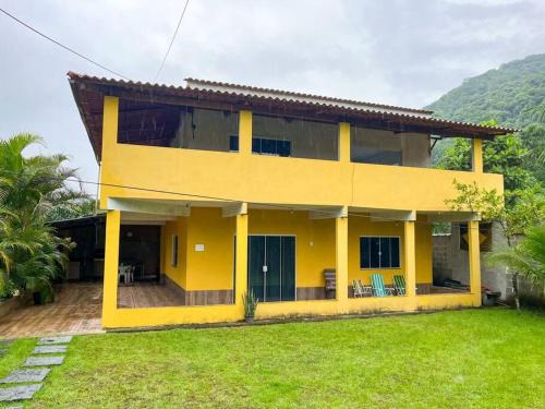 Casa com churrasqueira e piscina, perto de riacho