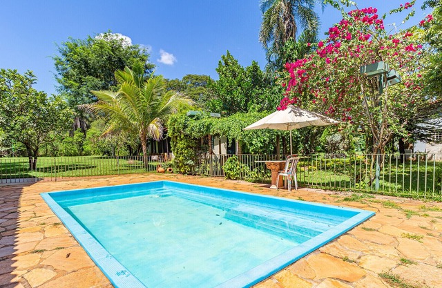 Casa com lareira, piscina e muito lazer em Goiânia