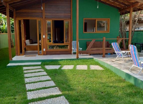 Casa com piscina aquecida em condomínio fechado