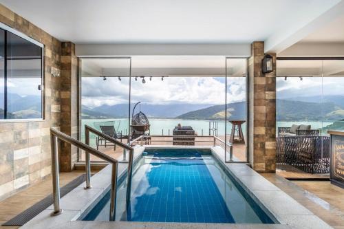 Casa com Piscina, Churrasqueira e Vista