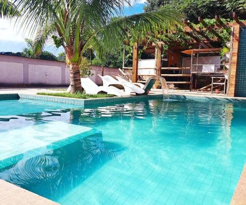 Casa com piscina e muita tranquilidade