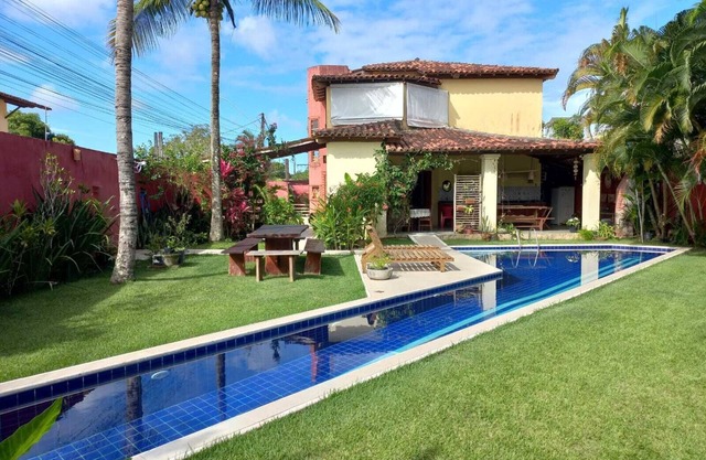 Casa com quatro suítes, piscina e churrasqueira